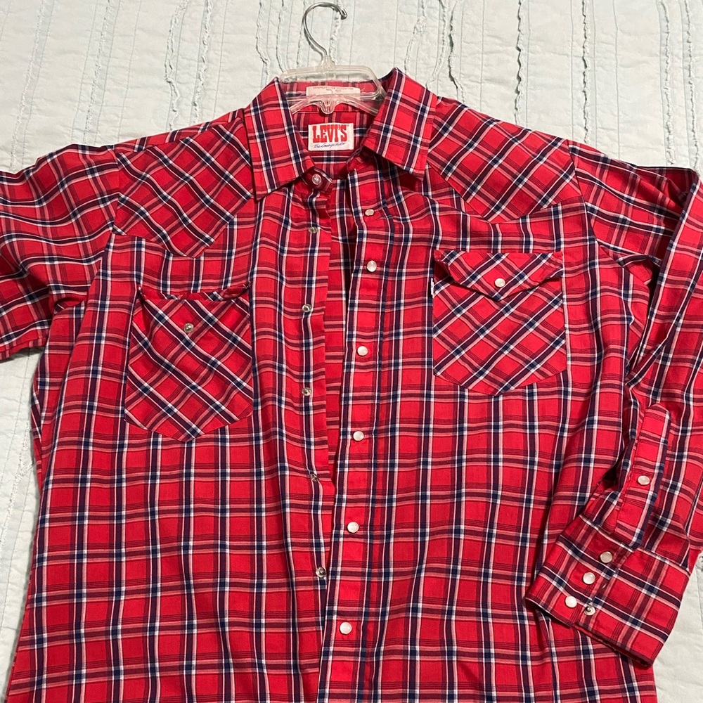 Vintage/classic Levi’s Pearl snap. Very nice quality